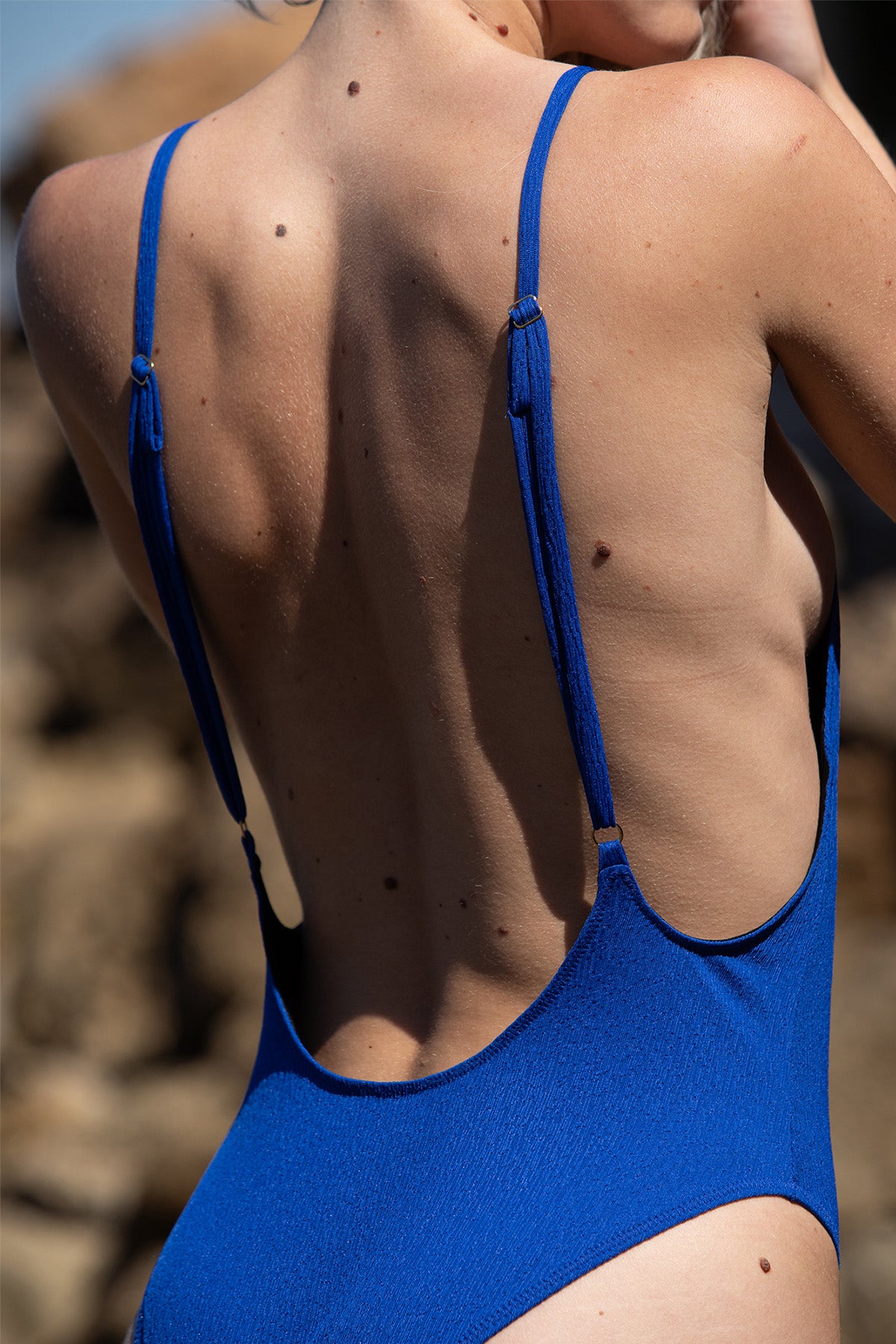 maillot de bain une-pièce bleu klein aux bretelles réglables pour s'adapter à tous les corps