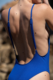 maillot de bain une-pièce bleu klein aux bretelles réglables pour s'adapter à tous les corps