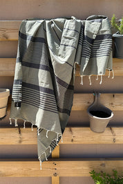 Serviette de plage, fouta, kaki à rayure noire grande taille en coton recyclé, à frange blanche, femme, élégante