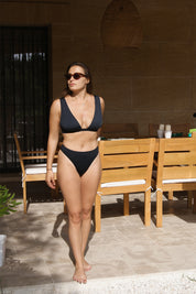 Maillot de bain deux pièces noir uni sexy et tendance, un haut de bain échancré et un bas taille haute sculptant