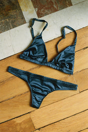 Ensemble de lingerie pour femme satin bleu nuit, string et soutien-gorge triangle sans armature