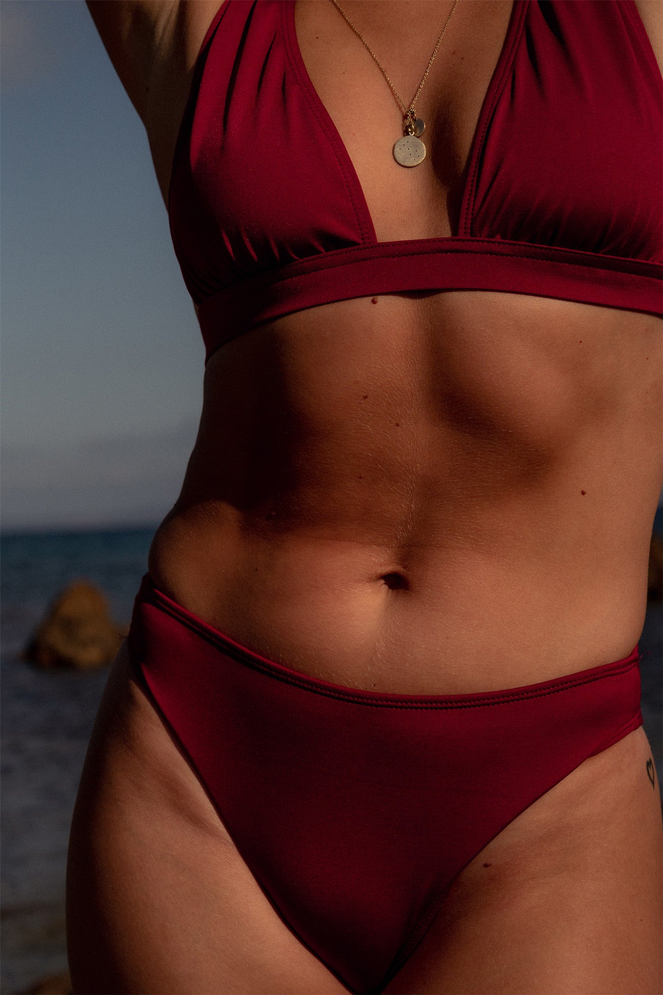 Femme portant un bikini deux pièces framboise tendance et confortable pour toutes les morphologies