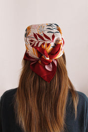 Femme portant un bandana coloré pour attacher les cheveux, accessoire en tissu recyclé