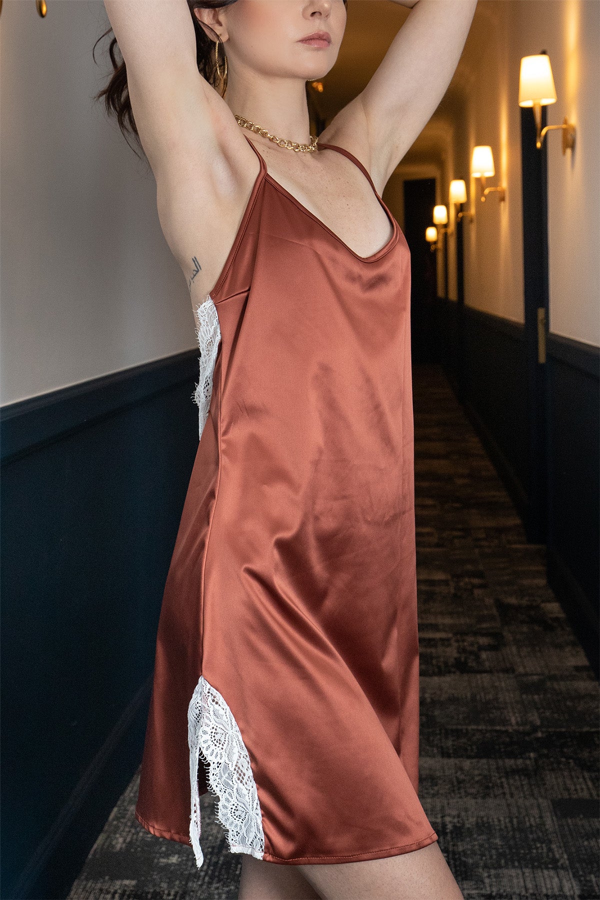 Robe de nuit pour femme de couleur rouge et blanche au décolleté et au dos nu plongeant