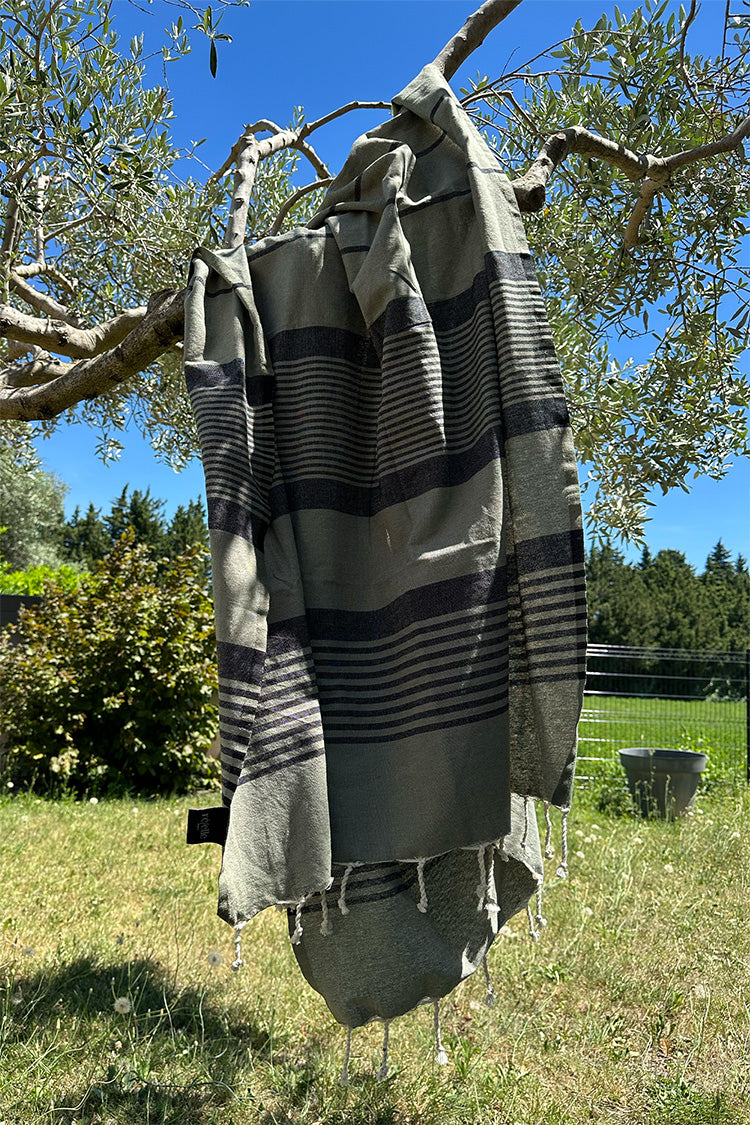 Serviette de plage kaki à rayure noire en coton recyclé grande taille