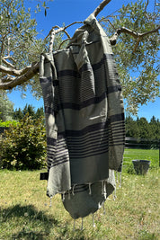 Serviette de plage kaki à rayure noire en coton recyclé grande taille