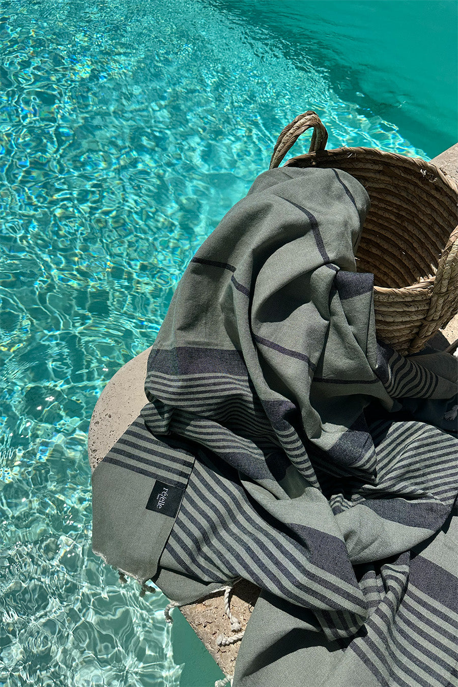 Fouta de plage colorée de couleur kaki et noire à frange
