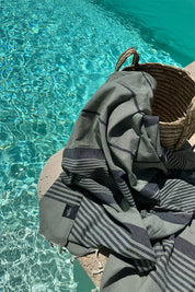Fouta de plage colorée de couleur kaki et noire à frange