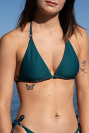 Femme portant un haut de maillot de bain triangle vert foncé au tissu gaufré, confortable et réglable