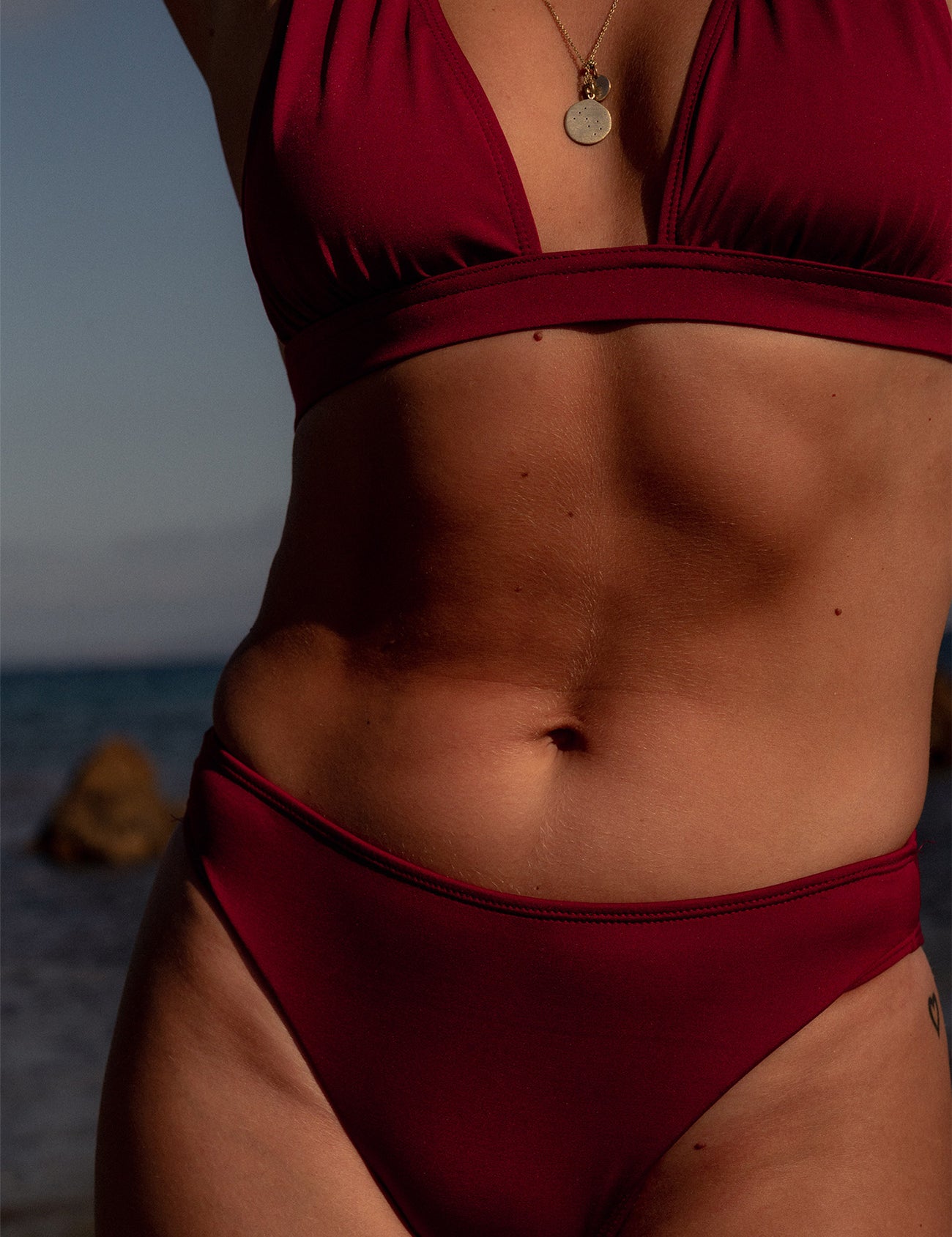 Femme portant un bikini deux pièces framboise tendance et confortable pour toutes les morphologies