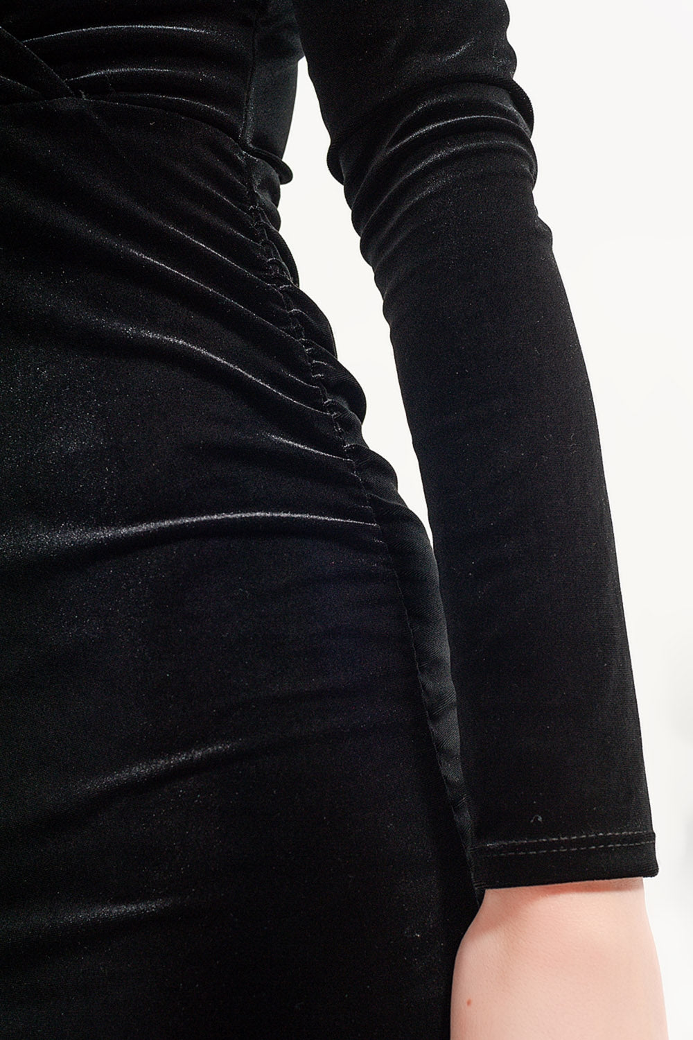 long-sleeve-velvet-midi-dress-in-black_53d5b003-d4fc-418b-8ea5-387be5ecd20c.jpg