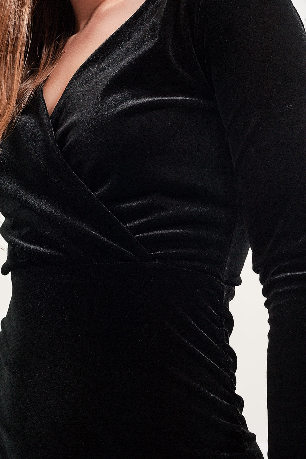 long-sleeve-velvet-midi-dress-in-black_d30fc387-f61e-43e4-b781-f44eee2a5375.jpg
