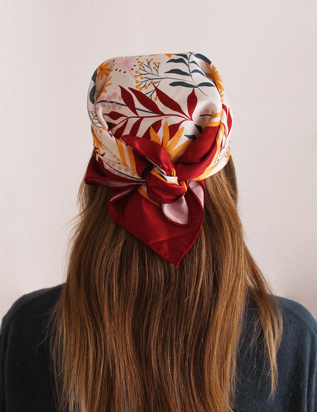 Femme portant un bandana coloré pour attacher les cheveux, accessoire en tissu recyclé 