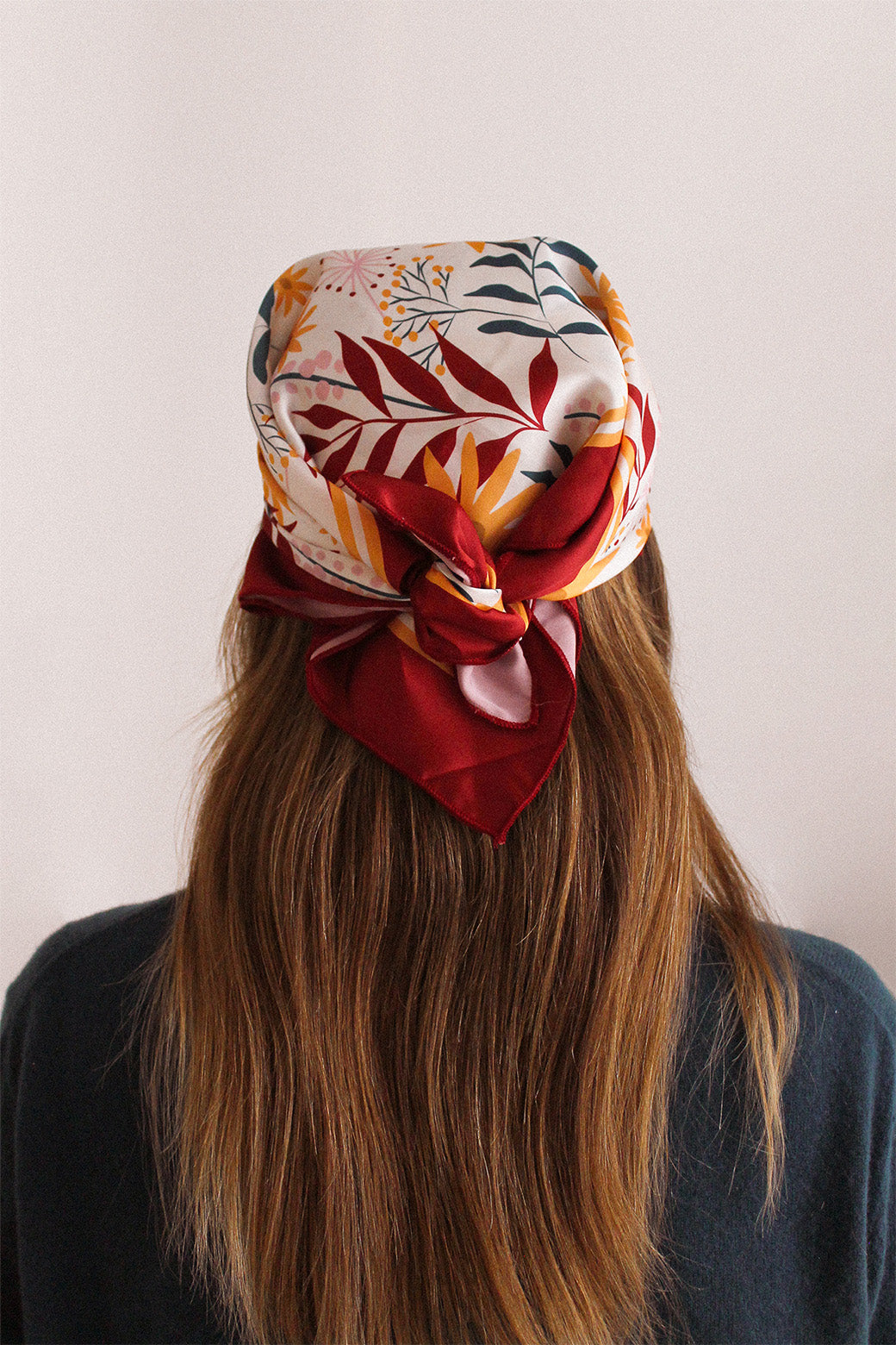 Femme portant un bandana coloré pour attacher les cheveux, accessoire en tissu recyclé 
